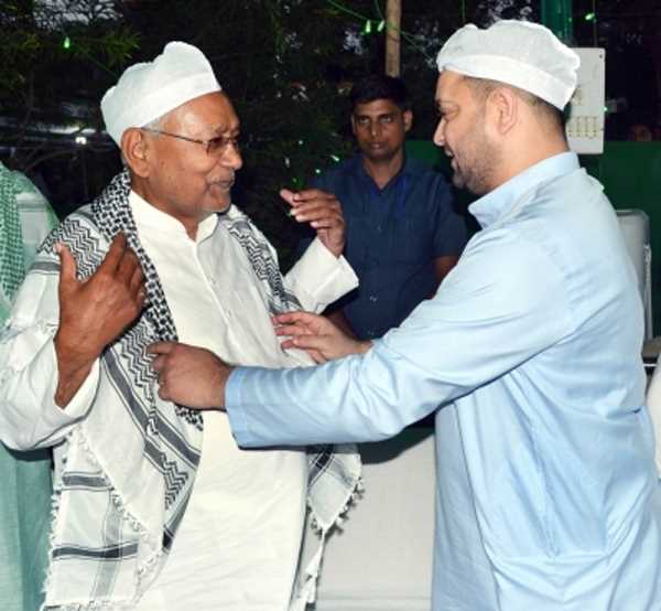 बिहार : नीतीश पहुंचे लालू के द्वार, अटकलों का बाजार गर्म बिहार : नीतीश पहुंचे लालू के द्वार, अटकलों का बाजार गर्म